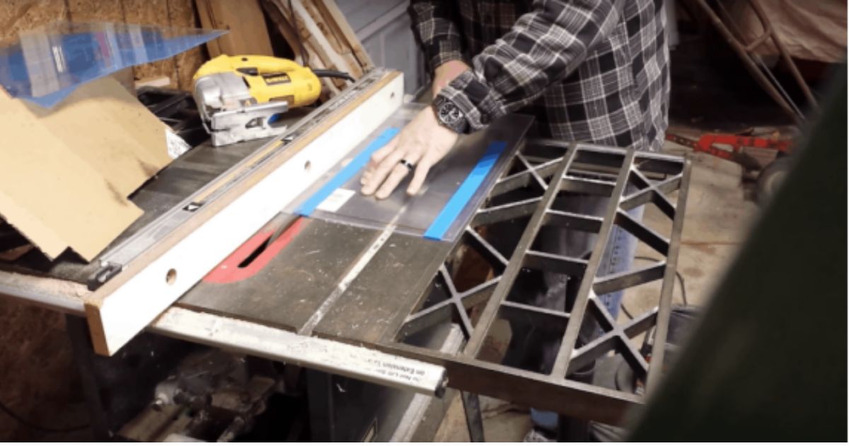 How to Cut Plexiglass With a Table Saw